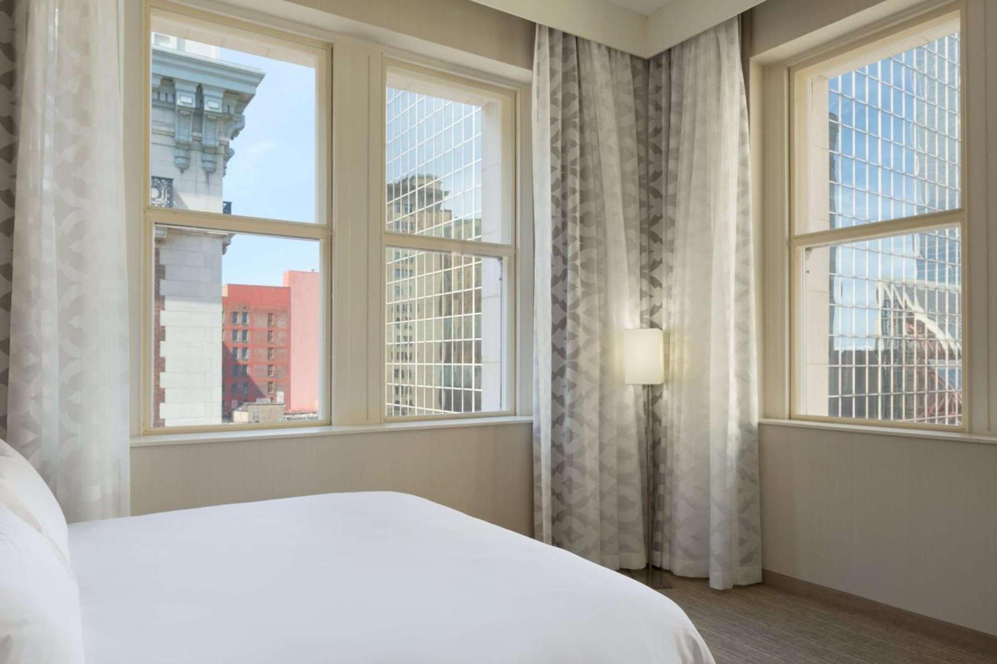 Embassy Suites Louisville Downtown Exteriör bild