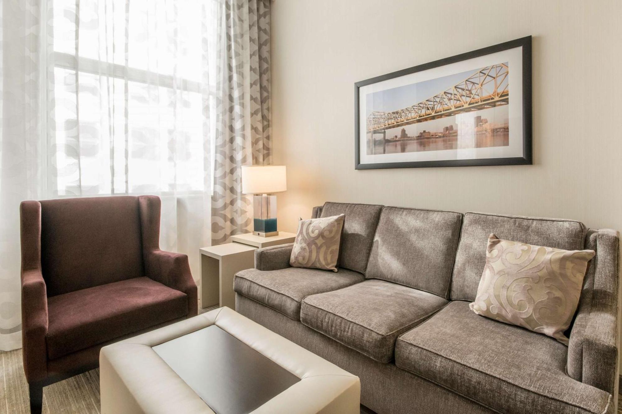 Embassy Suites Louisville Downtown Exteriör bild