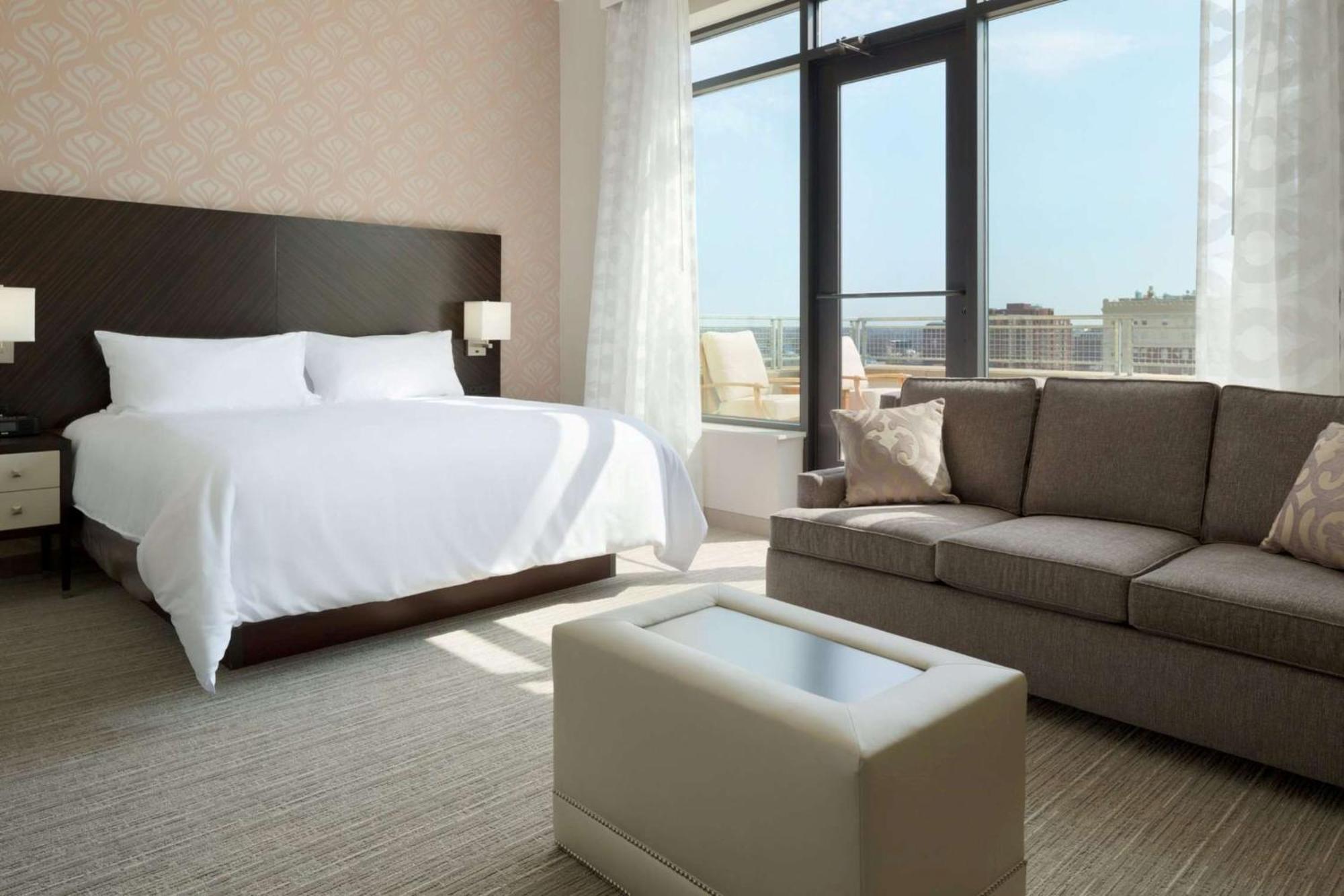 Embassy Suites Louisville Downtown Exteriör bild
