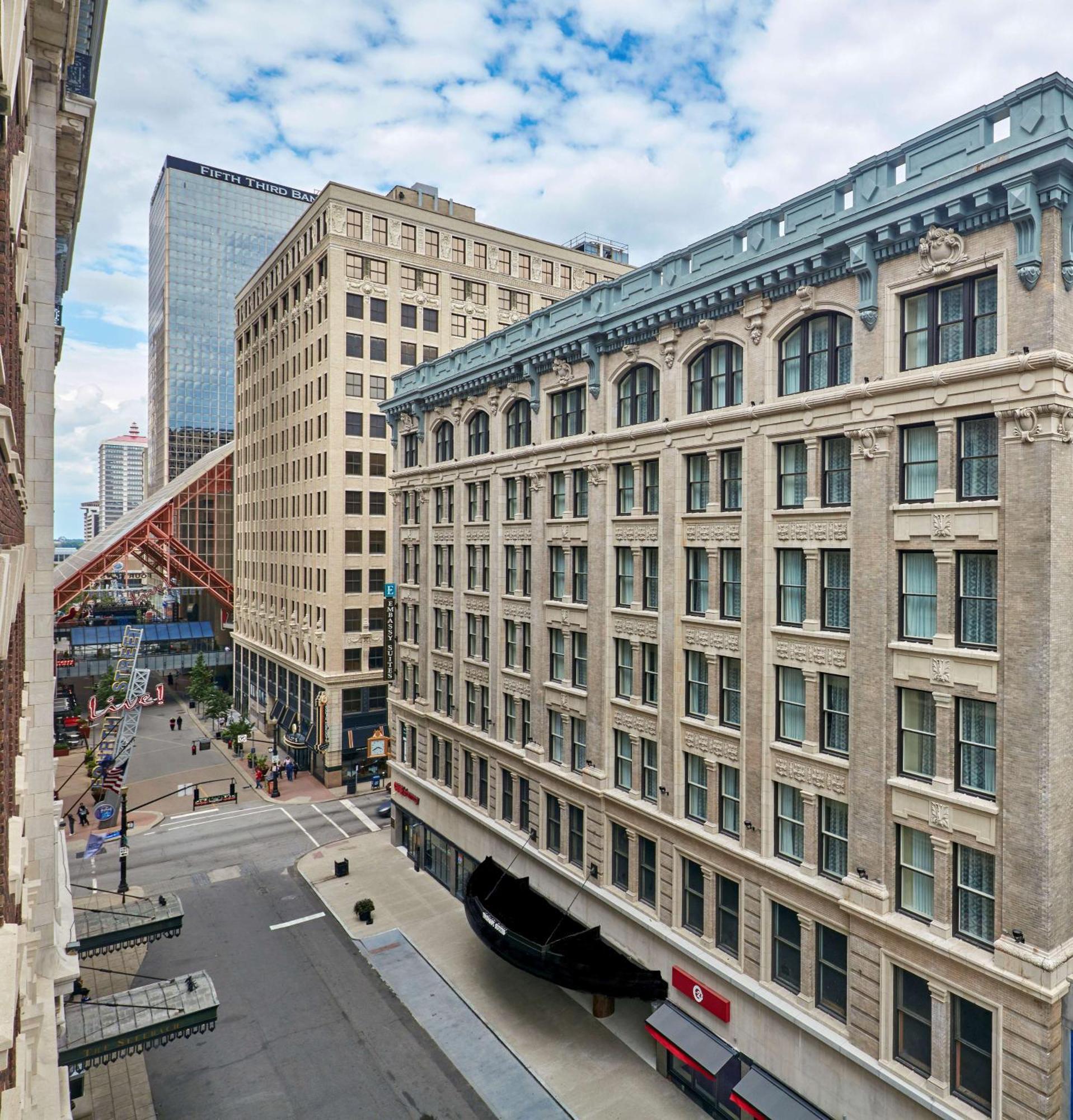 Embassy Suites Louisville Downtown Exteriör bild